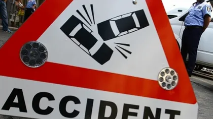 Accident pe DN1: Două persoane au rămas încarcerate după ce două maşini s-au ciocnit