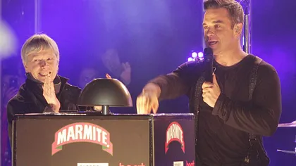 Luminiţele de Crăciun de la Londra au fost aprinse de Robbie Williams VIDEO