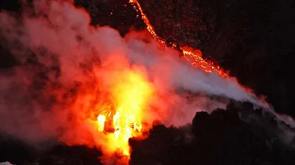 Fotografii spectaculoase: Lava incandescentă a vulcanului Kilauea se scurge în ocean