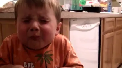 Reacţia nemaipomenită a unui băieţel când gustă pentru prima dată o bomboană acrişoară