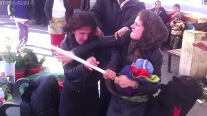 Bătaie într-o piaţă din Cluj: Cinci femei, una cu bebeluş în braţe, şi-au împărţit pumni şi picioare