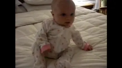 VIDEO FUNNY. Un bebeluş adorabil se străduieşte să stea în fund