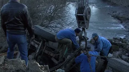 Un camion a căzut în albia râului Olt, după ce un pod s-a prăbuşit VIDEO