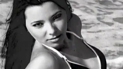 Corina Caragea, sexy pe plajă. Vezi cum arăta prezentatoare în costum de baie acum 10 ani VIDEO