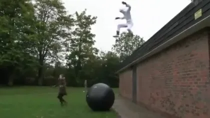 Saltul lui Felix Baumgartner, o versiune dureroasă. Un idiot îşi rupe fundul VIDEO