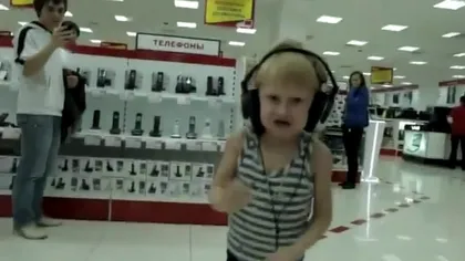 Un copil din Rusia face circ într-un supermarket VIDEO