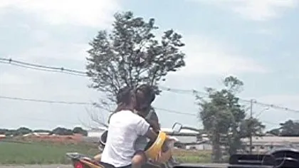 Scene fierbinţi pe o autostradă din Brazilia! Ce fac doi tineri pe o motocicletă VIDEO