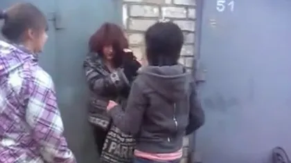 CRUZIME FĂRĂ LIMITE. O elevă este bătută cu BESTIALITATE de trei fete VIDEO