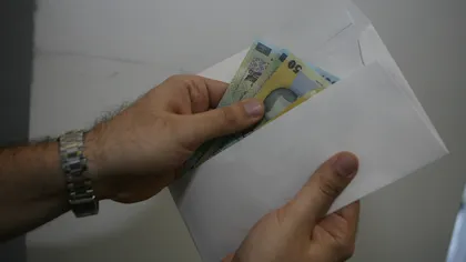 Un sucevean, prins în flagrant, în timp ce încerca să dea mită, 10.000 de euro