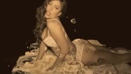 Lady Gaga face sex cu un tort în ultimul videoclip VIDEO