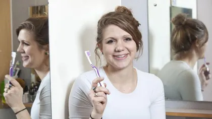 O studentă britanică a înghiţit periuţa de dinţi, iar medicii nu i-o găsesc nicăieri