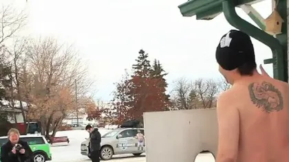 CURAJ NEBUN în zile geroase. Un bărbat traversează Canada în lenjerie intimă VIDEO