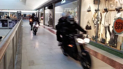 Jaful secolului pe motocicletă: Au furat bijuterii din mall și au şters-o cu ele pe două roţi VIDEO