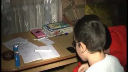 CONDAMNAT. Un copil cu dizabilităţi, obligat să scrie, să citească şi să se joace în întuneric VIDEO