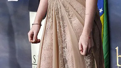 Kristen Stewart a strălucit într-o rochie TRANSPARENTĂ la premiera ultimului film Amurg FOTO