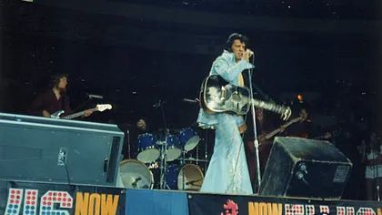 Imagini rare cu Elvis Presley: Regele rock-ului face glume la o conferinţă de presă VIDEO