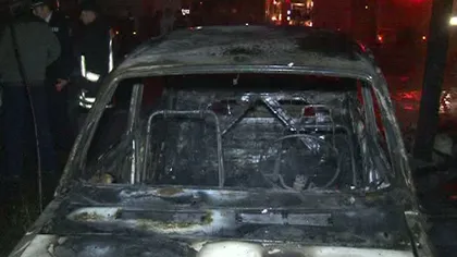 Incendiu violent într-o localitate din Argeş: O casă şi două maşini, distruse complet de foc VIDEO