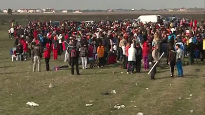 PREMIERĂ MISA. Peste 1.000 de persoane au participat la o spirală pe un câmp de lângă Capitală VIDEO