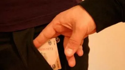 Un grefier al Curţii de Apel Craiova, reţinut după ce a luat mită 28.500 de euro