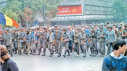 Zeci de oameni s-au adunat în Piaţa Universităţii în memoria victimelor Mineriadei din 1990