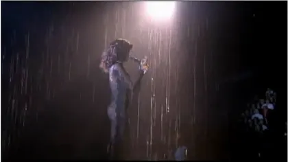Rihanna, apariţie SUPER HOT. A cântat în ploaie, într-o rochie neagră, transparentă VIDEO