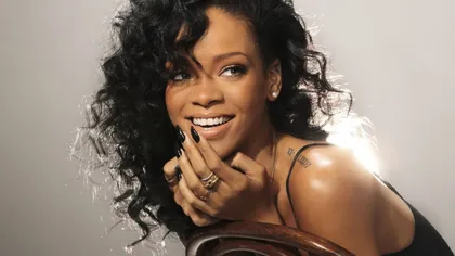 Rihanna s-a pozat topless în pat VEZI FOTO