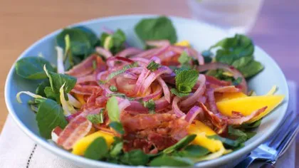 REŢETA ZILEI: Salată de mango şi bacon