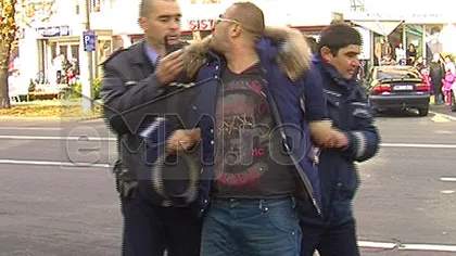 Scene incredibile în Baia Mare: Un tânăr scandalagiu i-a înjurat şi i-a scuipat pe poliţişti VIDEO