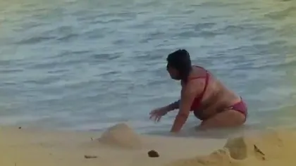 Circ pe plajă: O FEMEIE BEATĂ este pe punctul de a se îneca la mal VIDEO