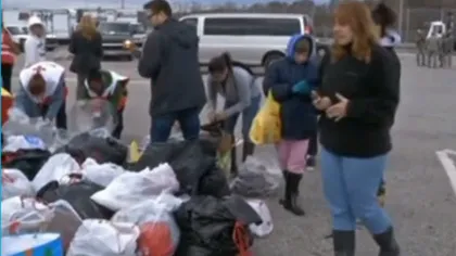 Situaţie disperată la New York: Oamenii caută în gunoaie, deoarece nu au ce să mănânce VIDEO