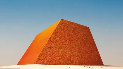 O sculptură mai înaltă decât piramidele va fi construită în deşert din butoaie colorate VEZI FOTO