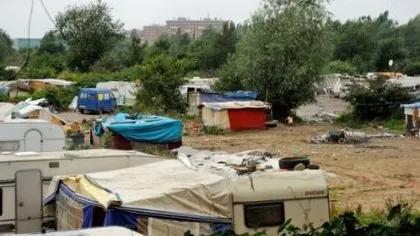 Amnesty International: Franţa trebuie să înceteze evacuările forţate ale taberelor de romi