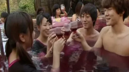 Culmea răsfăţului: Au făcut baie în vin roşu VIDEO