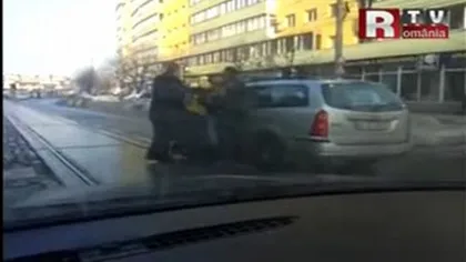 Altercaţie la Târgu Jiu: Şofer, bătut în trafic de doi avocaţi  VIDEO