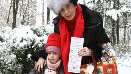 Fiica celei mai bătrâne mame din România a primit păpuşi şi bani de la Moş Nicolae VIDEO