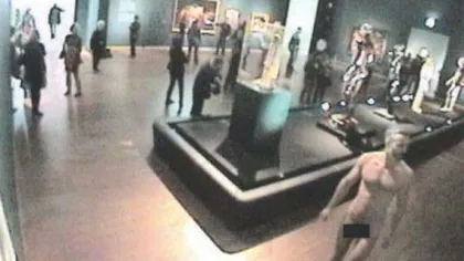 Un bărbat s-a dezbrăcat la o expoziţie în Viena FOTO