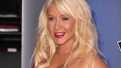 Christina Aguilera, sexy Crăciuniţă la 32 de ani: S-a îmbrăcat doar într-un tricou FOTO