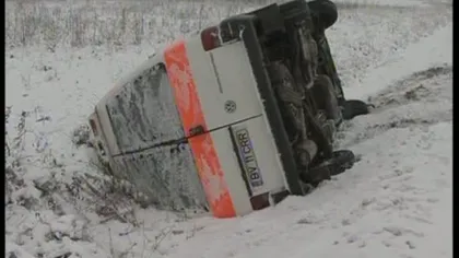 Accident în Braşov: O ambulanţă s-a răsturnat din cauza poleiului VIDEO