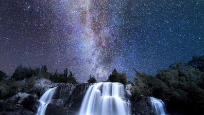 Fotografia astronomică a zilei: Calea Lactee se revarsă peste o cascadă