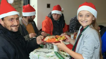 O fetiţă de 10 ani şi-a petrecut Crăciunul servind mâncare oamenilor străzii FOTO