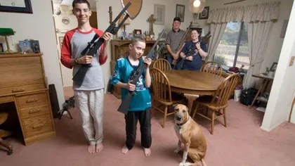 OBSEDAŢI DE ARME. În SUA sunt familii unde numai câinele nu poartă armă GALERIE FOTO