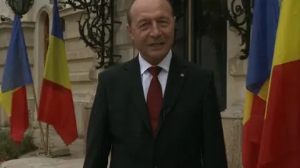 MESAJ. Băsescu, pe Facebook: Nu vă uitaţi la cât de mici sunt politicienii. Ei aleargă după voturi
