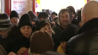 Îmbulzeală la deschiderea unui magazin din Arad. Oamenii s-au călcat în picioare pentru mâncare