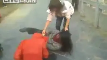 Bătaie între fete în plină stradă. Patru adolescente şi-au împărţit pumni şi picioare VIDEO