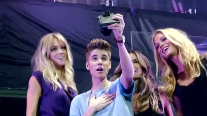 Justin Bieber, înconjurat de modele: Fetele de la Victoria's Secret, în ultimul său videoclip