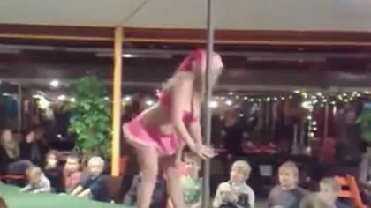 Petrecere bizară: O Crăciuniţă face striptease la bară în faţa unor copii VIDEO