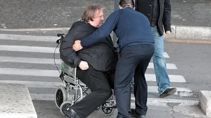 Gerard Depardieu a părăsit Franţa şi a ajuns într-un scaun cu rotile la Roma
