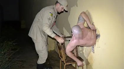 Evadare tragi-comică: Un deţinut a rămas blocat în timp ce încerca să scape FOTO