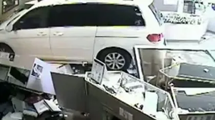O dubă a intrat cu viteză într-un magazin de bijuterii din Georgia şi a ucis o clientă VIDEO