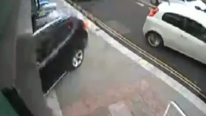 Un şofer a intrat cu o maşină într-un fast-food VIDEO